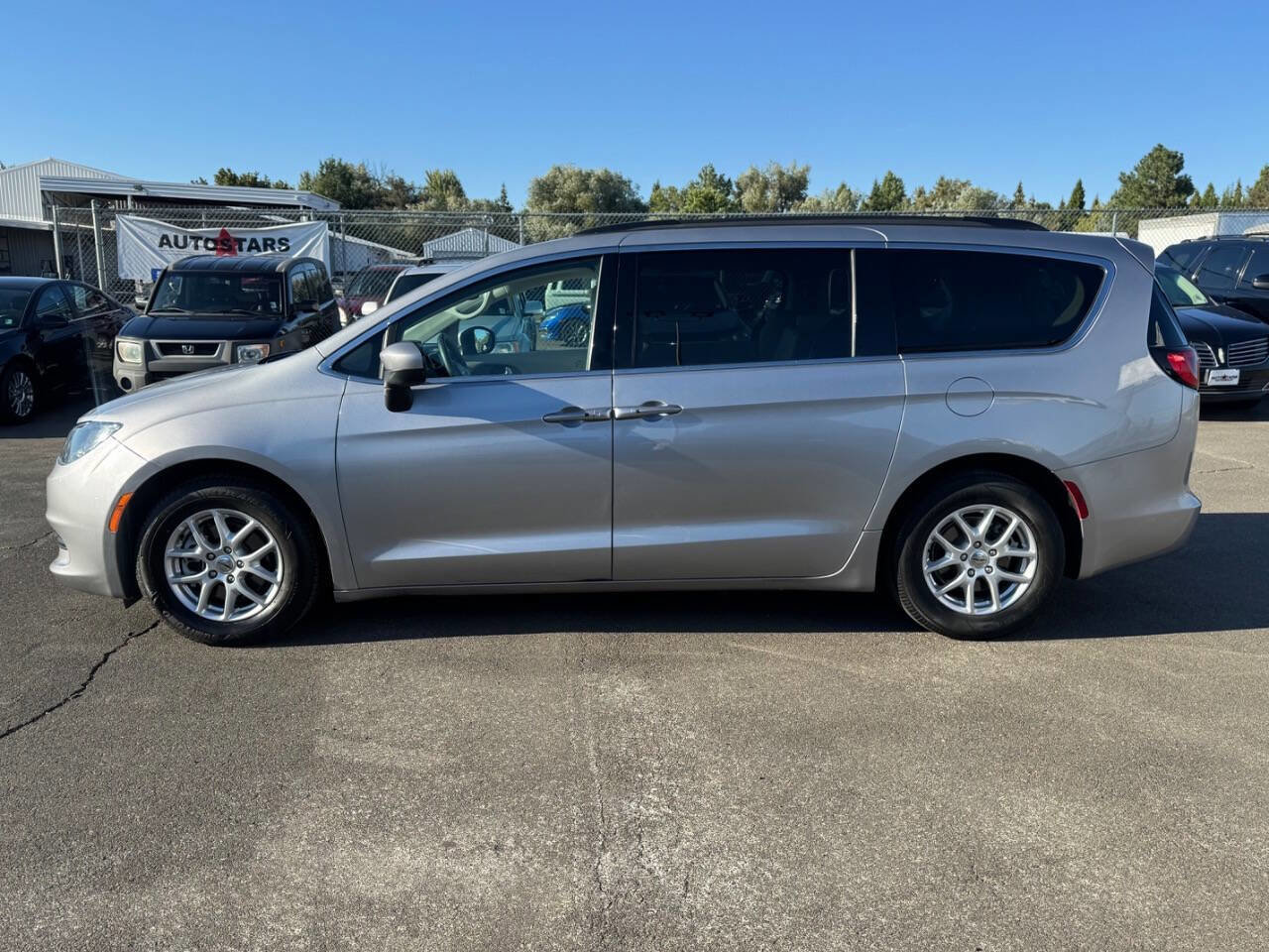 Used 2021 Chrysler Voyager Lxi image 2