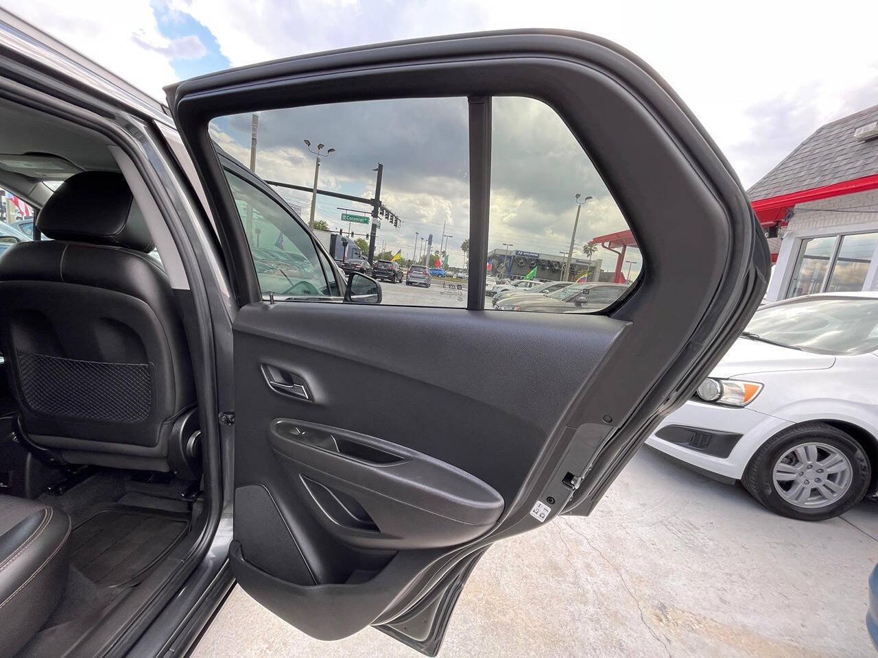 Used 2018 Chevrolet Trax LT w/ LT Convenience Package FWD image 14
