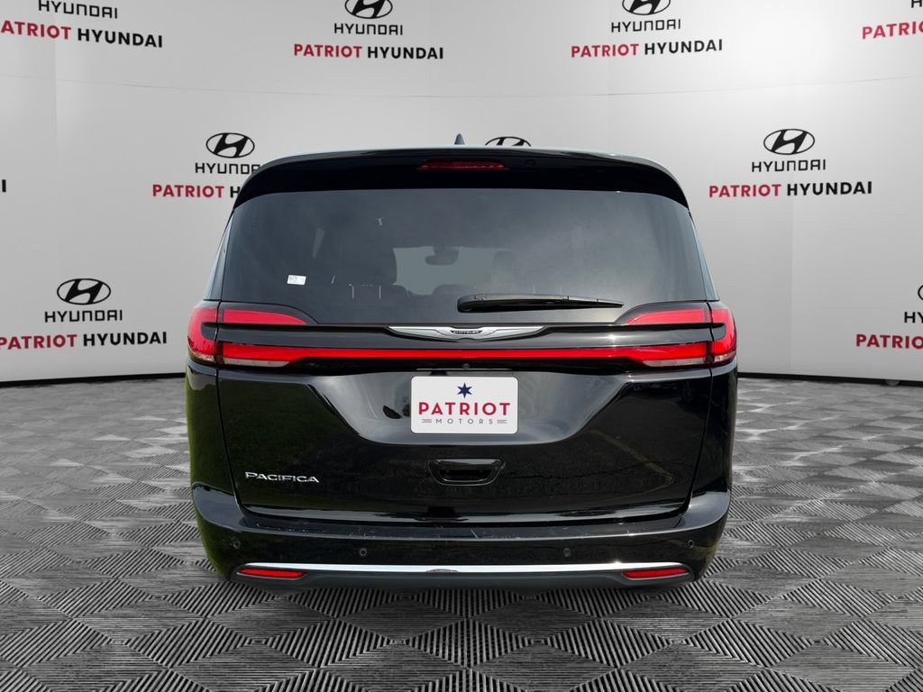 Used 2025 Chrysler Pacifica Select FWD image 4