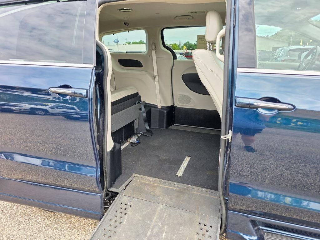 Used 2021 Chrysler Pacifica Touring-L w/ Uconnect Theater Family Group FWD image 24