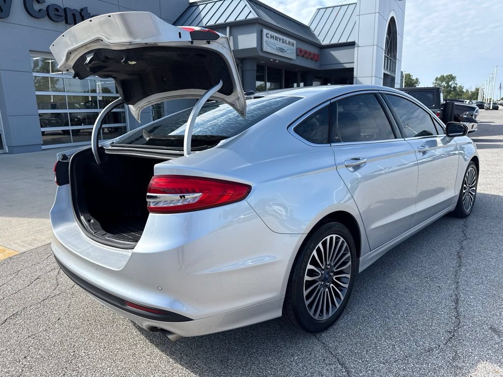 Used 2018 Ford Fusion SE w/ Fusion SE Technology Package FWD image 16