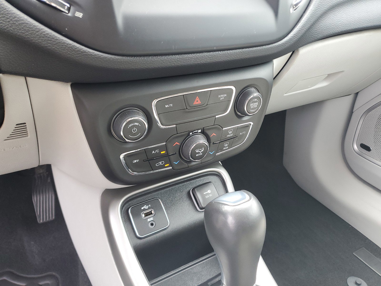 Certified 2021 Jeep Compass Latitude w/ Sun and Sound Group FWD image 19