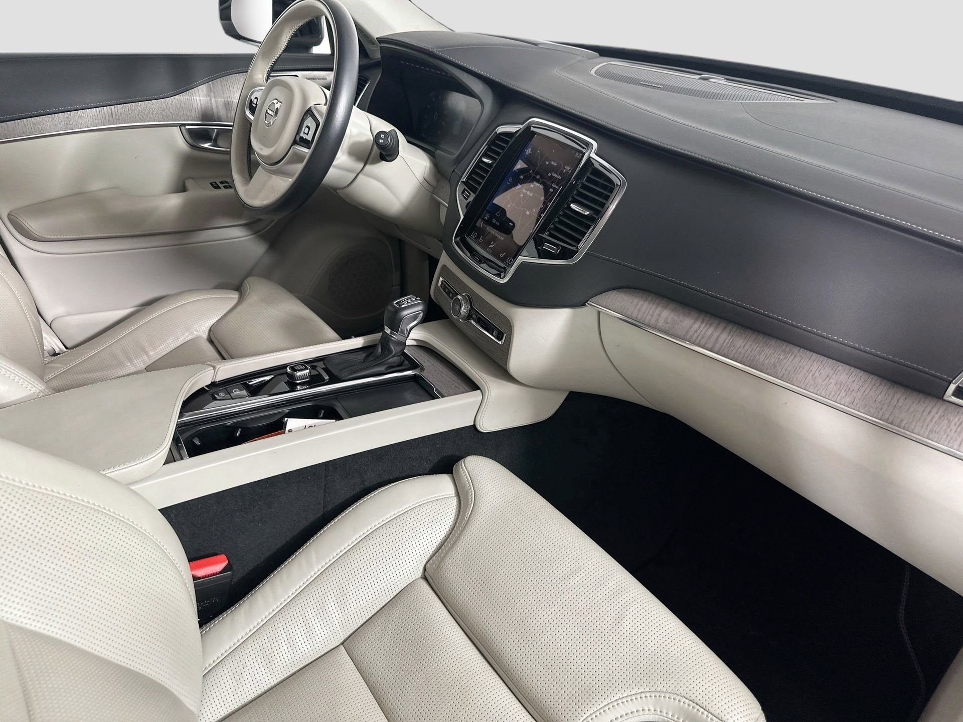 Certified 2024 Volvo XC90 B5 Plus image 32