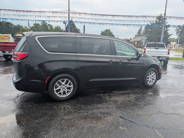 Used 2025 Chrysler Pacifica Select FWD image 8