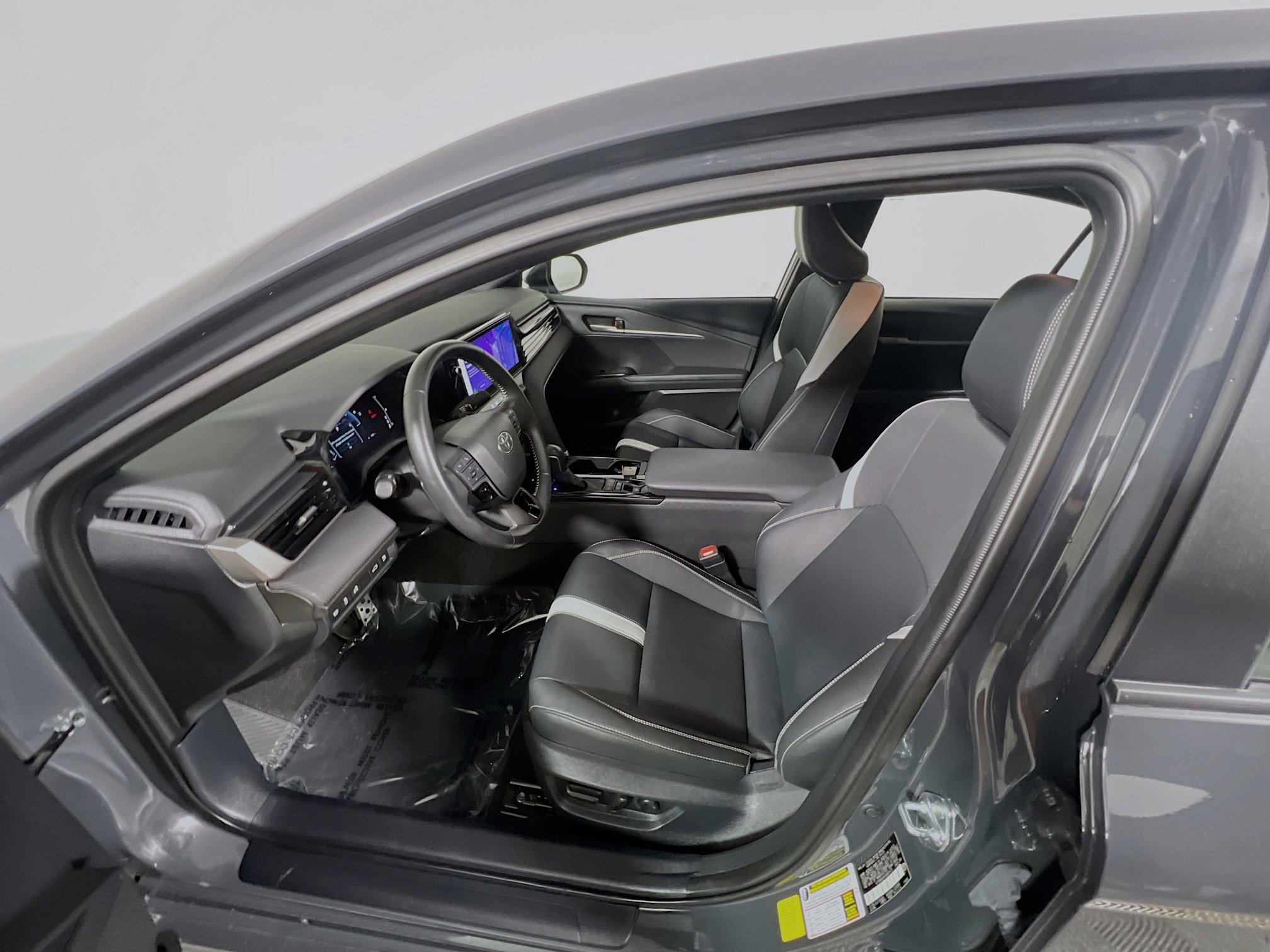 Used 2025 Toyota Camry SE w/ Multimedia Upgrade Package image 15