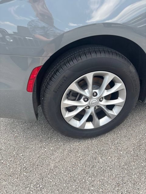 Used 2025 Chrysler Pacifica Select AWD/4WD image 29