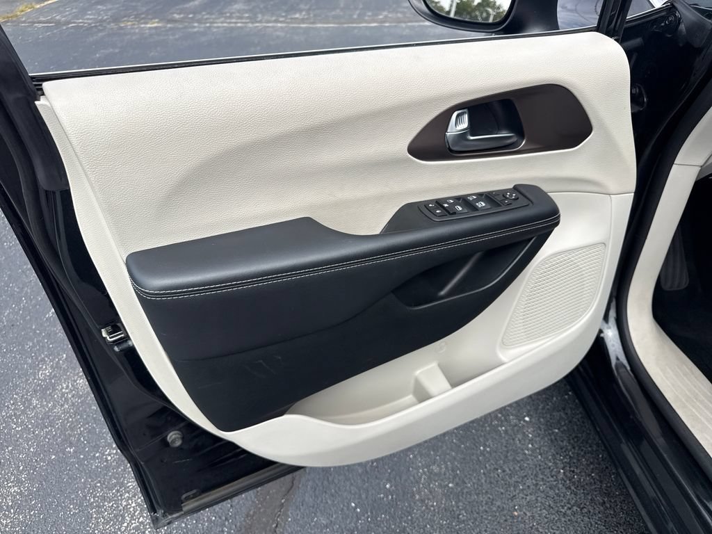 Used 2023 Chrysler Voyager LX FWD image 28