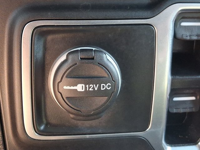 Used 2023 Jeep Wrangler Unlimited Sahara w/ Cold Weather Group AWD/4WD image 26