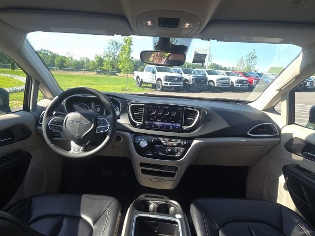 Used 2023 Chrysler Pacifica Touring-L FWD image 21