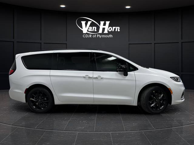 New 2026 Chrysler Pacifica Select image 2