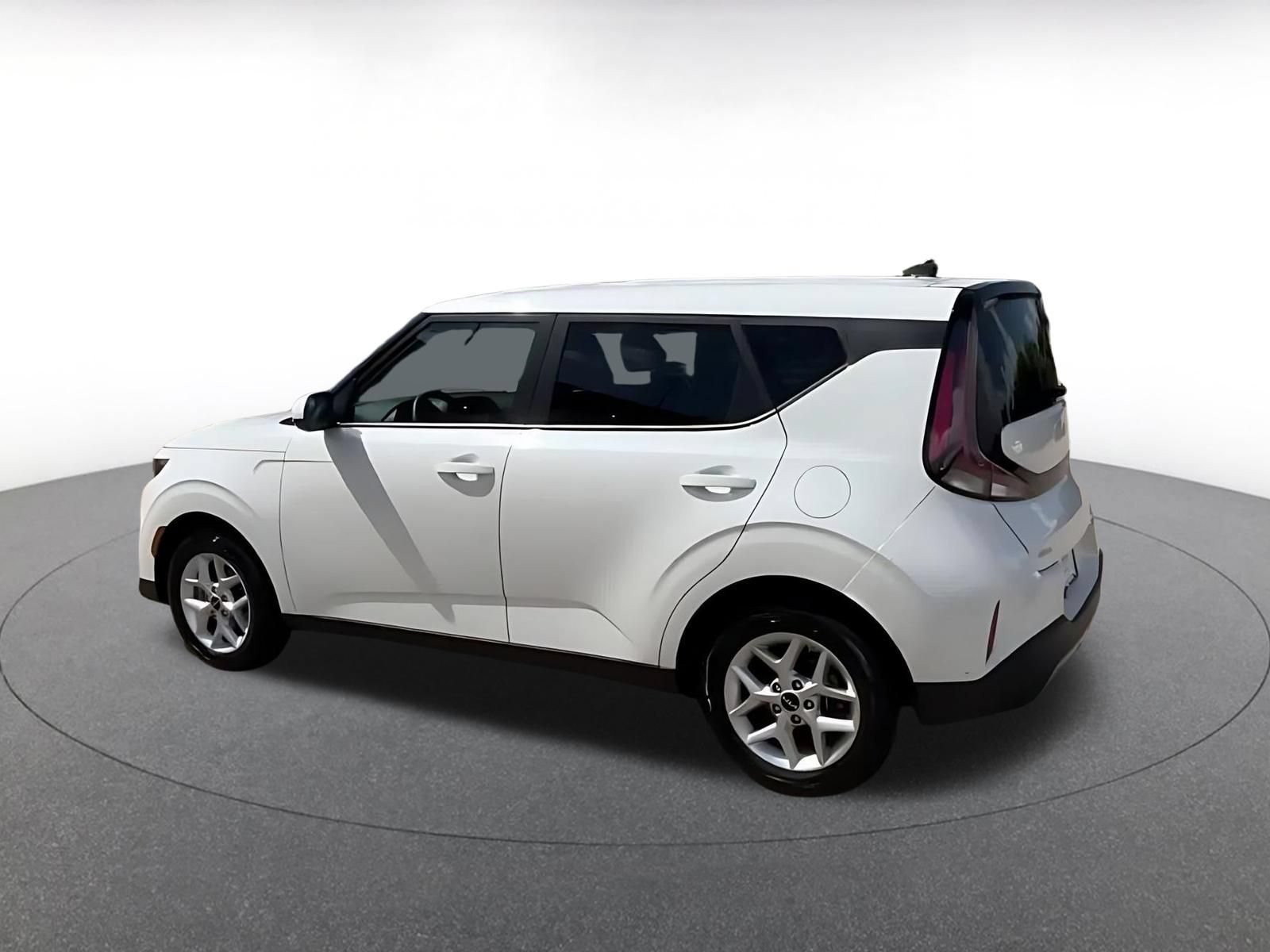 Used 2025 Kia Soul LX w/ LX Technology Package FWD image 10