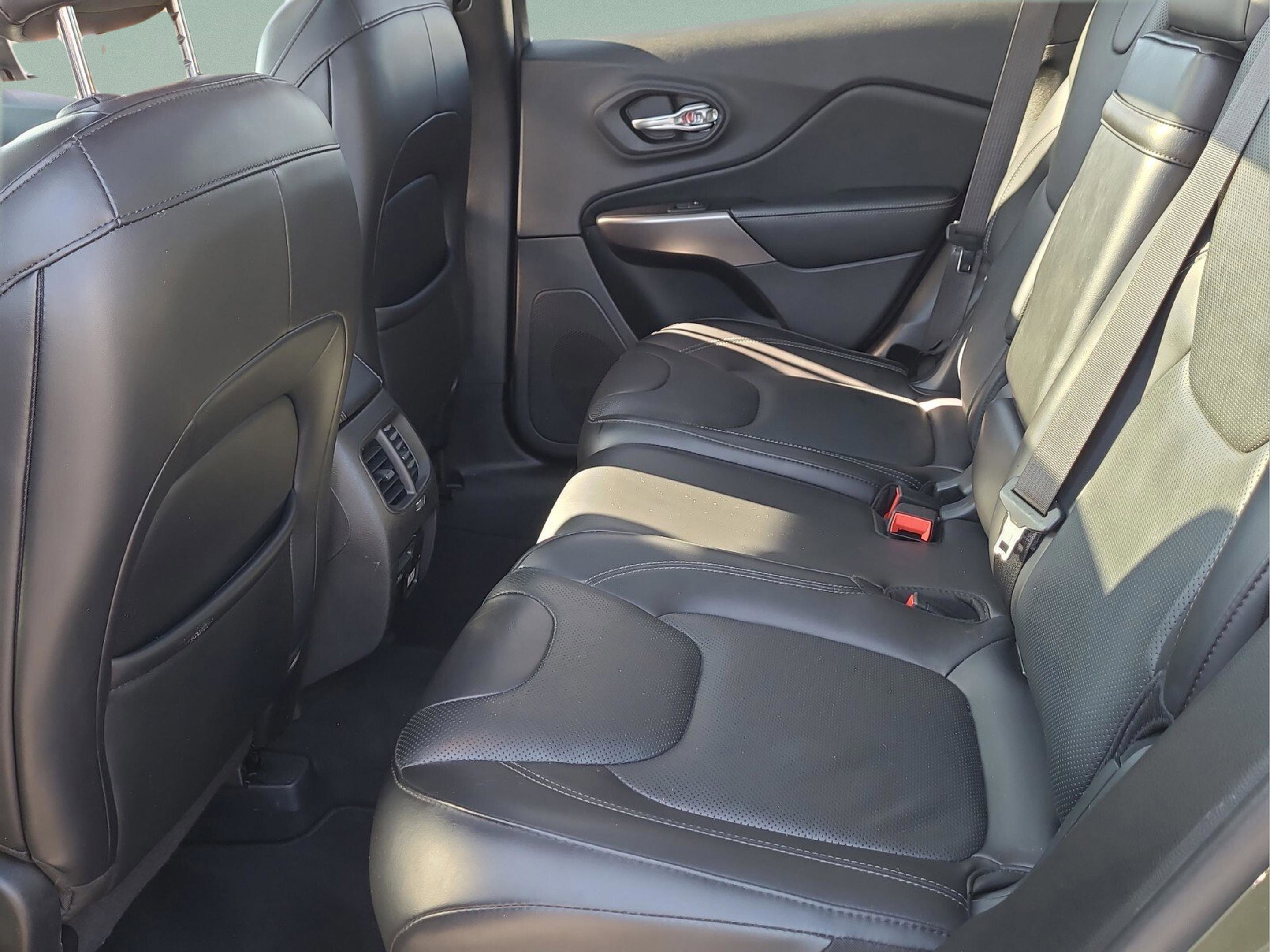 Used 2019 Jeep Cherokee Limited w/ Luxury Group image 10