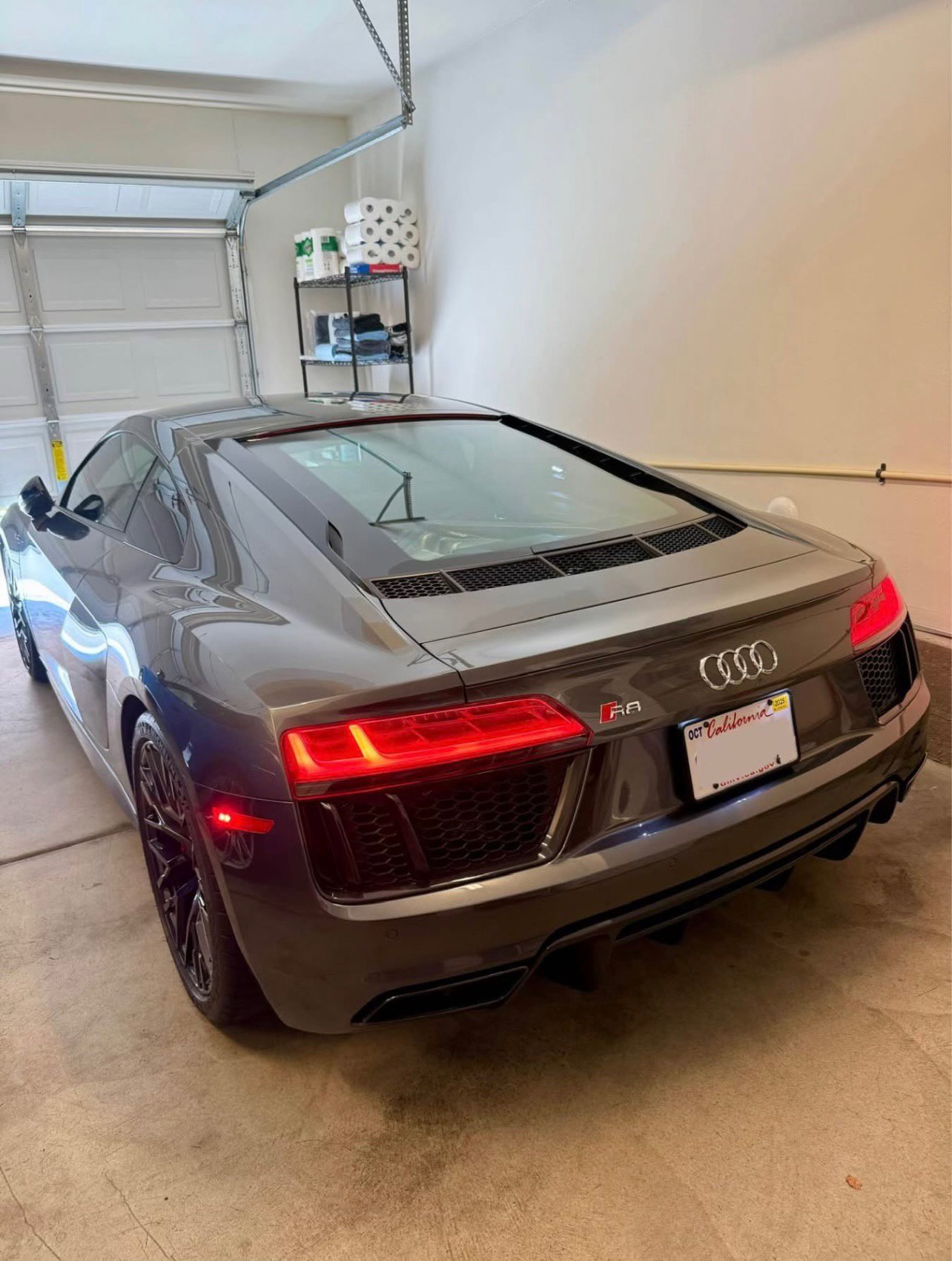 Used 2018 Audi R8 V10 w/ Premium Package image 4