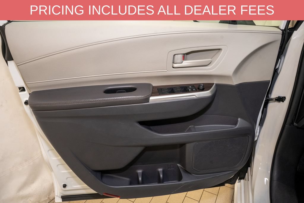 Used 2024 Toyota Sienna LE FWD image 11
