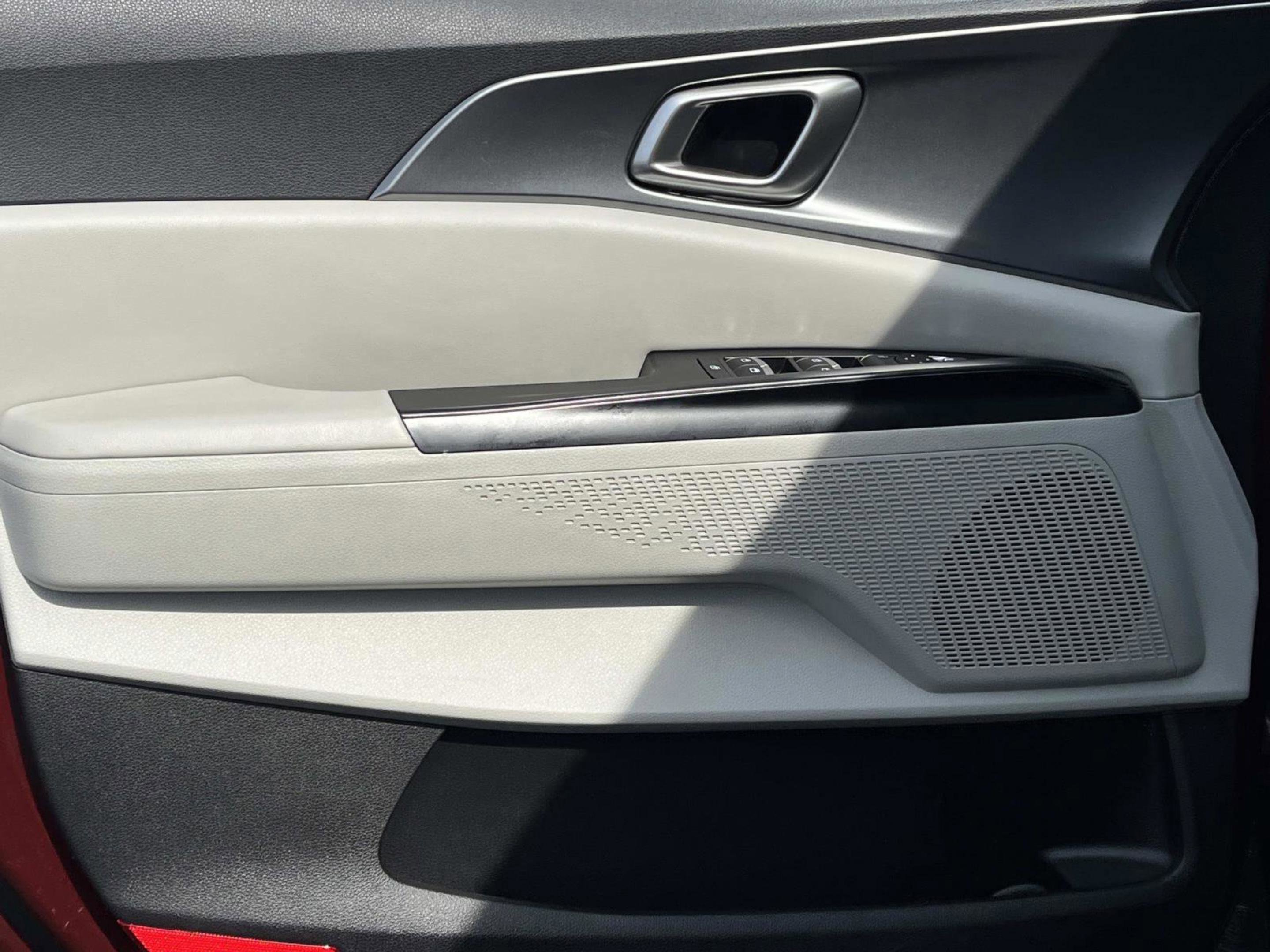 Used 2024 Kia Carnival LX image 28