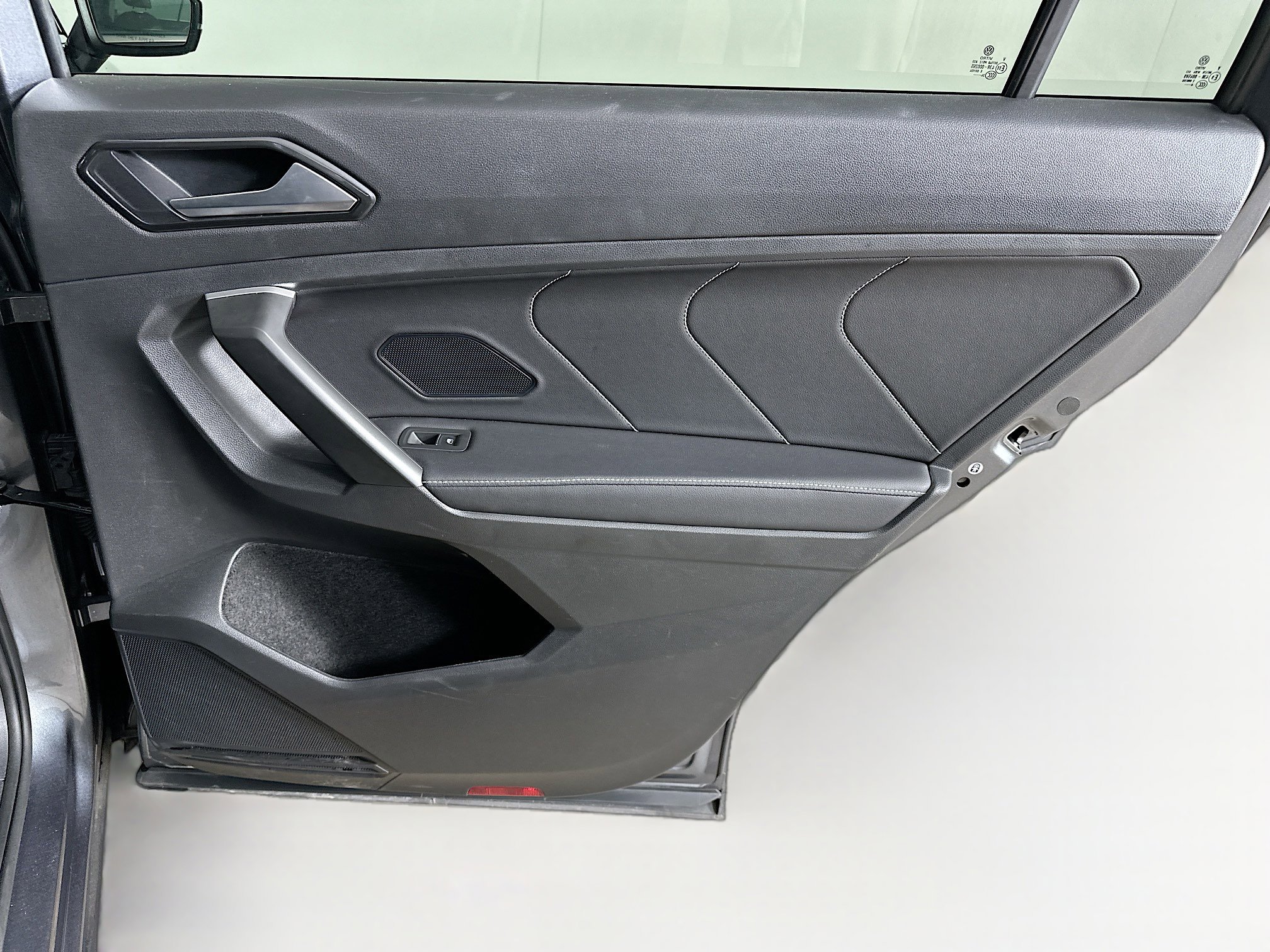 Used 2024 Volkswagen Tiguan SE image 31