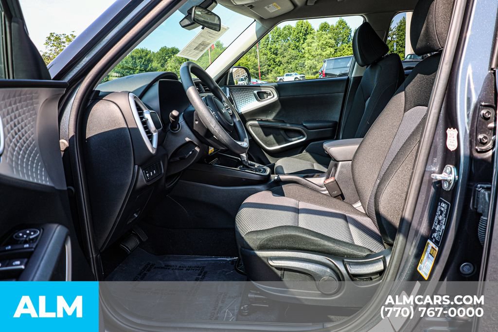 Used 2025 Kia Soul LX w/ LX Technology Package FWD image 17