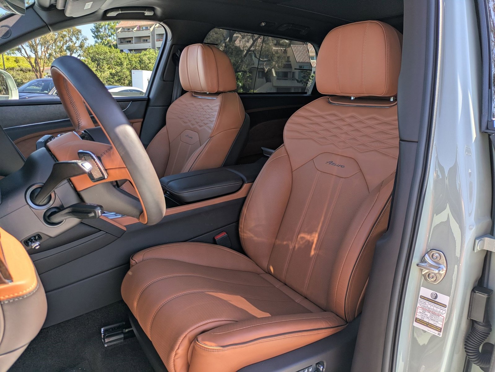 Certified 2025 Bentley Bentayga Extended Wheelbase image 2