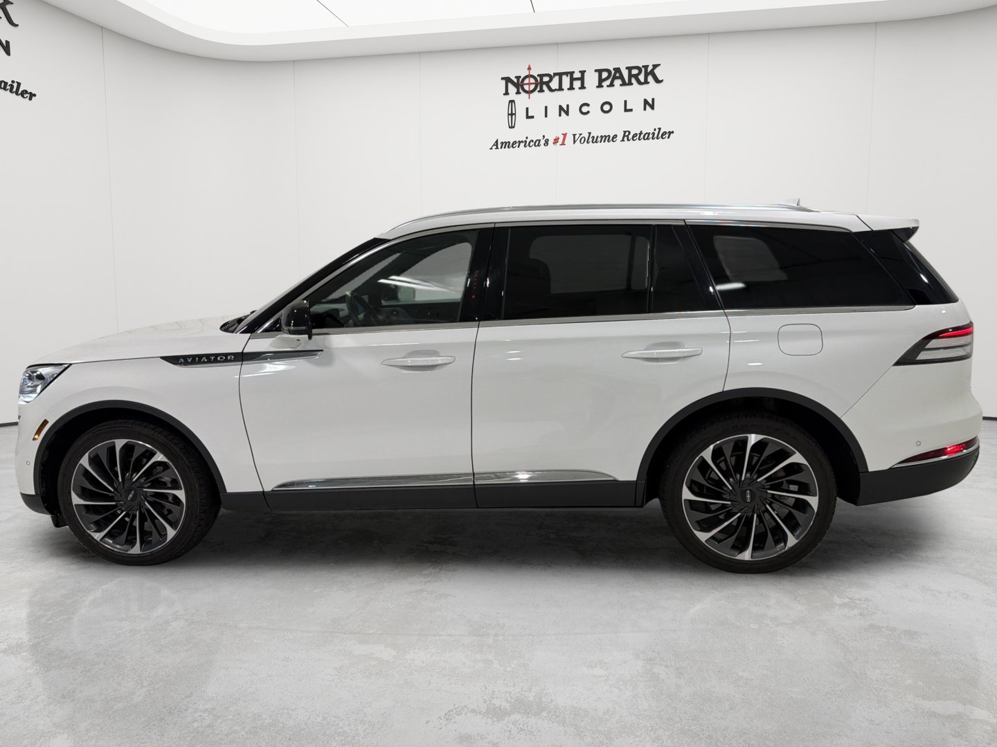 Used 2021 Lincoln Aviator Reserve w/ Equipment Group 202A AWD/4WD image 2