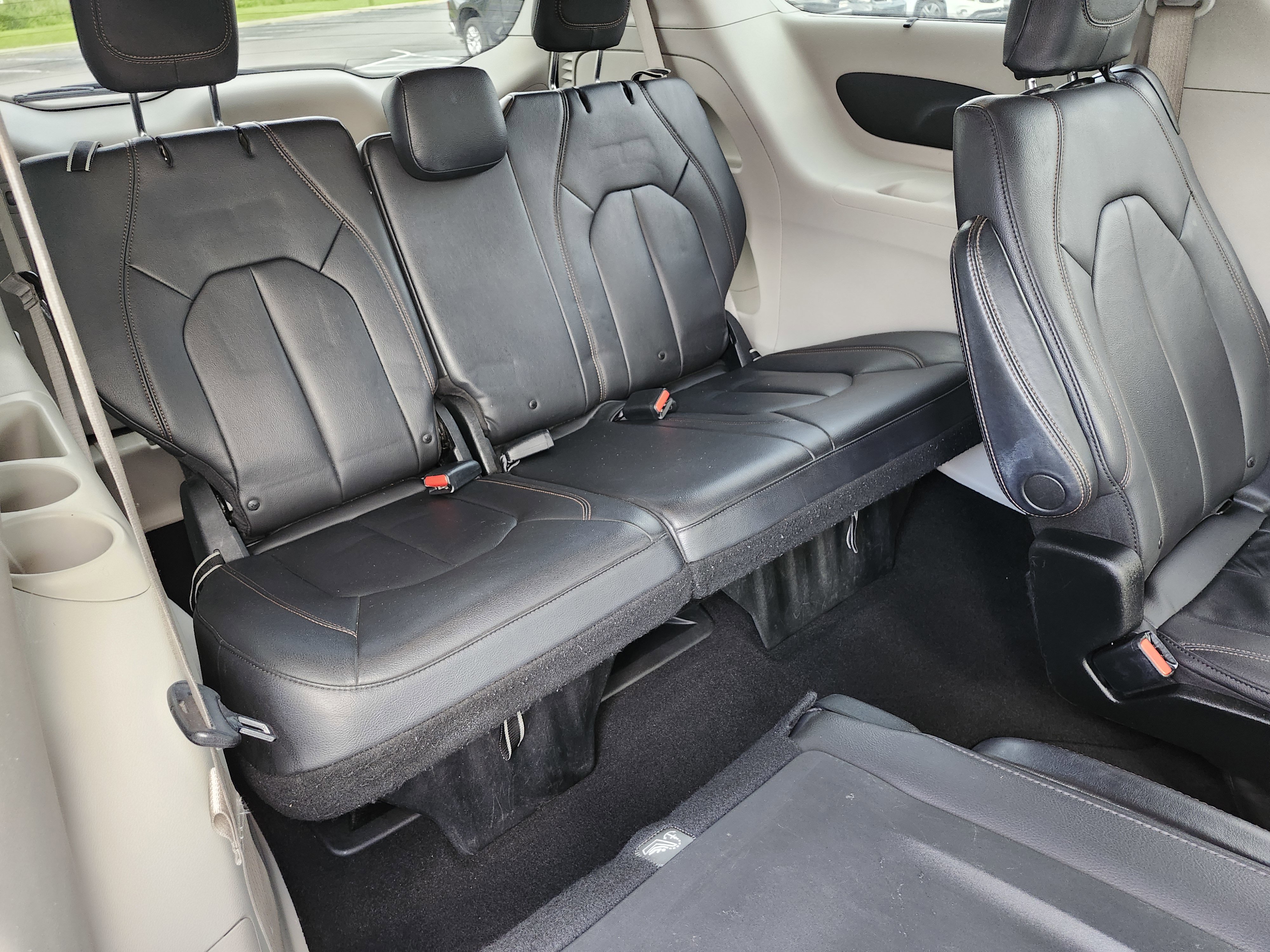 Used 2017 Chrysler Pacifica Touring-L FWD image 19