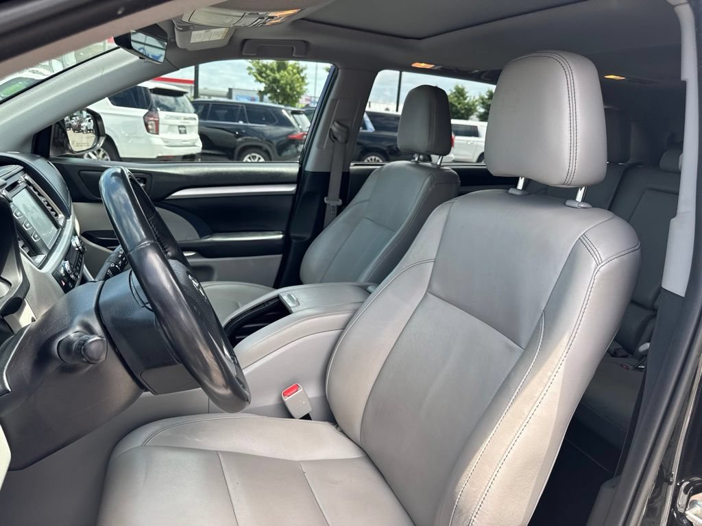 Used 2019 Toyota Highlander XLE FWD image 14