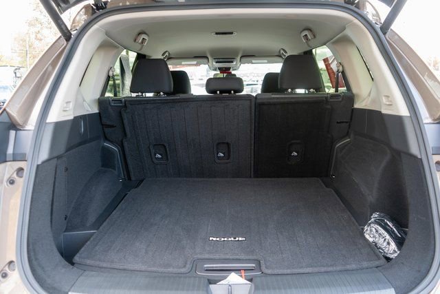Certified 2025 Nissan Rogue SV image 11