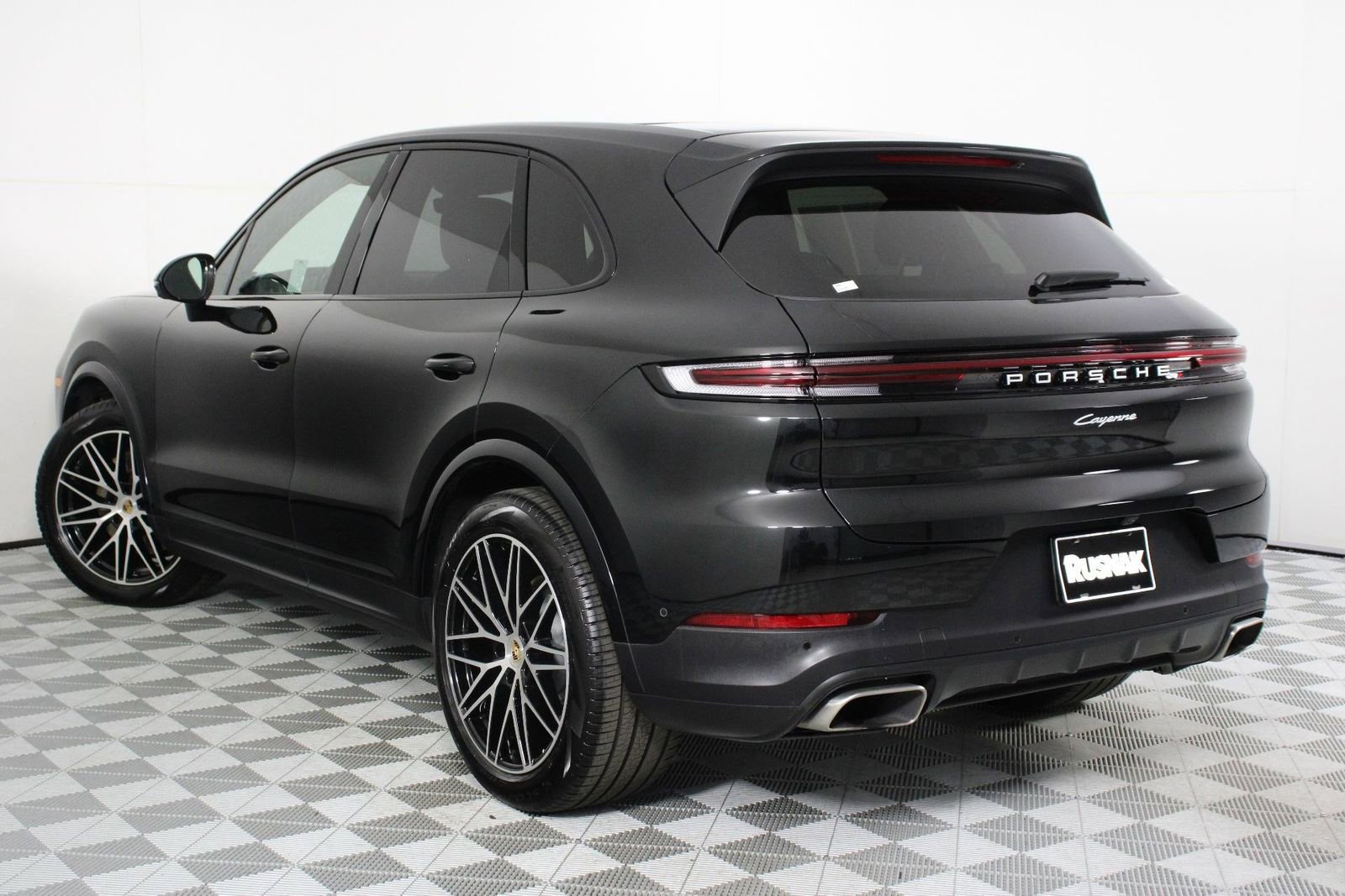 Certified 2025 Porsche Cayenne image 3