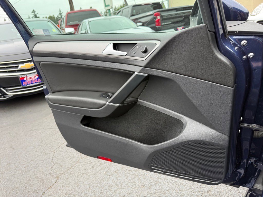 Used 2016 Volkswagen e-Golf SE image 22