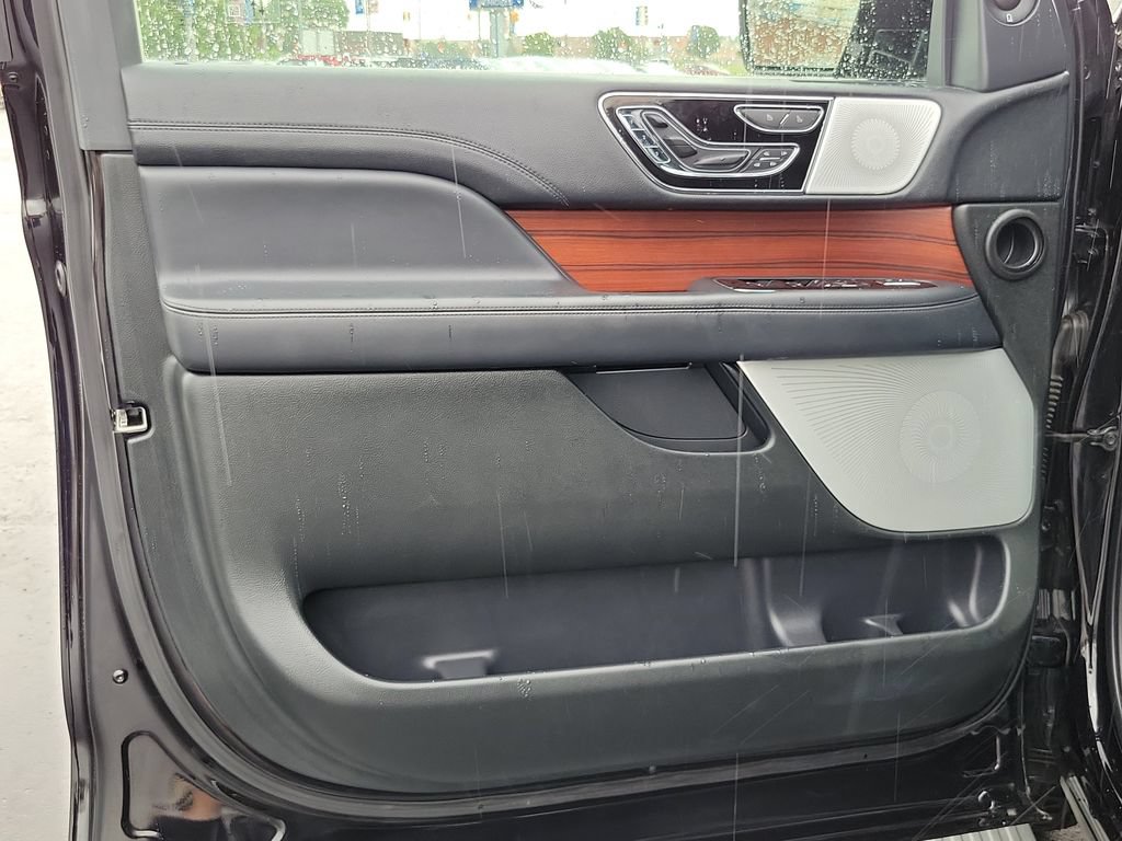 Used 2024 Lincoln Navigator Reserve AWD/4WD image 6