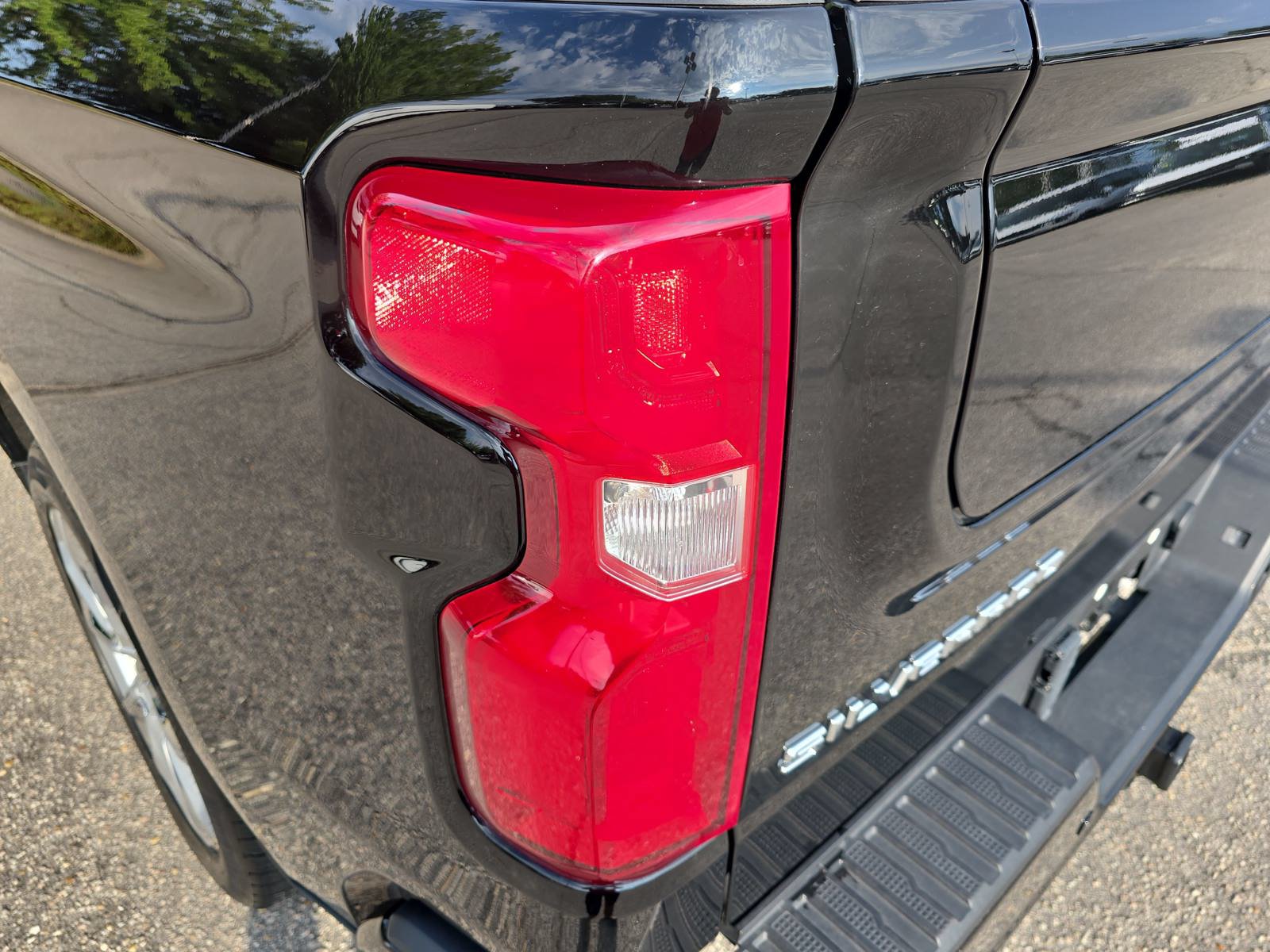 Used 2023 Chevrolet Silverado 1500 High Country w/ High Country Premium Package AWD/4WD image 34