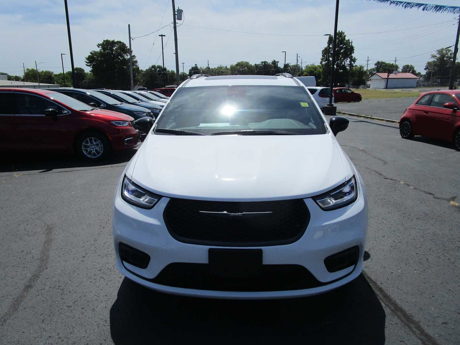 New 2026 Chrysler Pacifica Limited w/ Uconnect Theater Family Group image 3