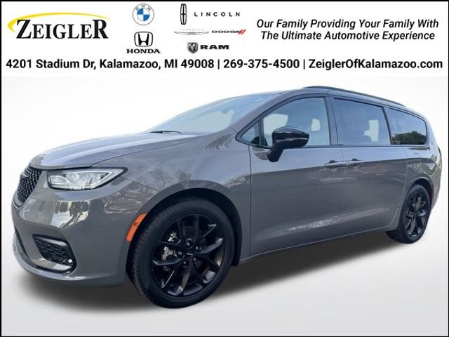 Used 2025 Chrysler Pacifica Limited image 1