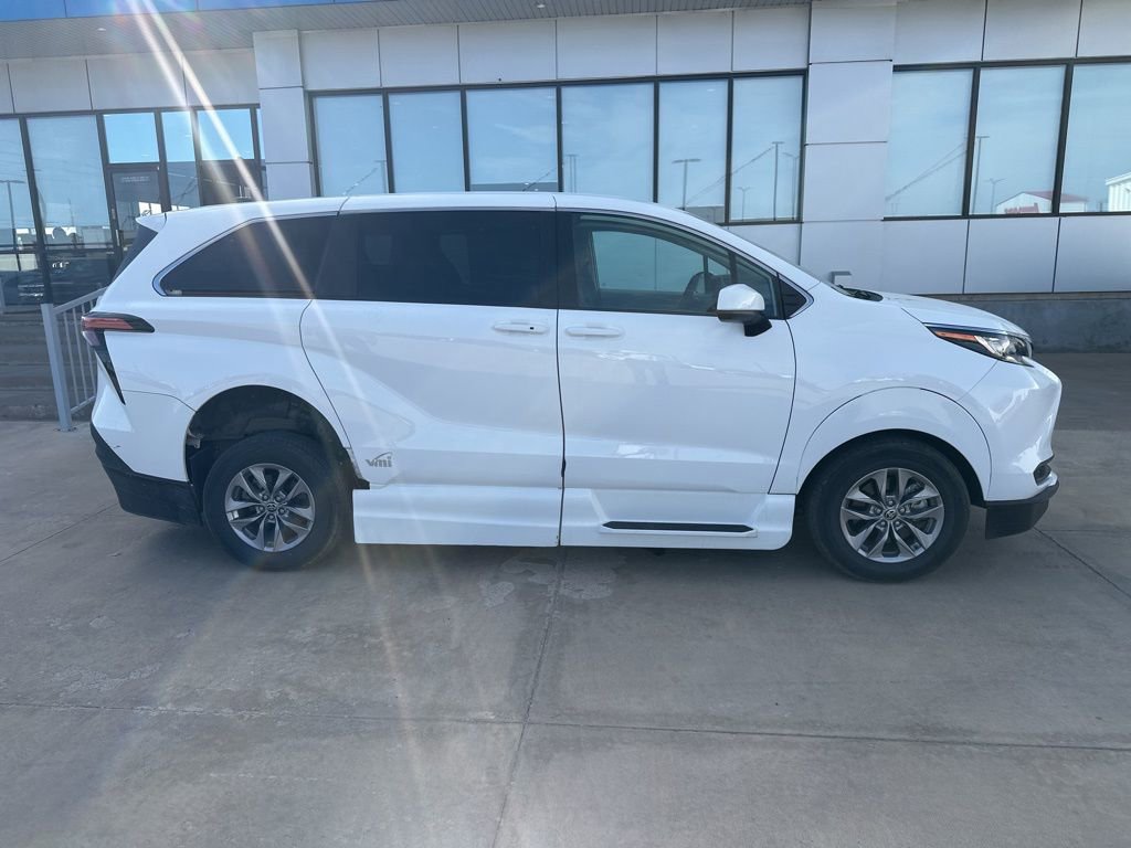 Used 2022 Toyota Sienna LE image 37