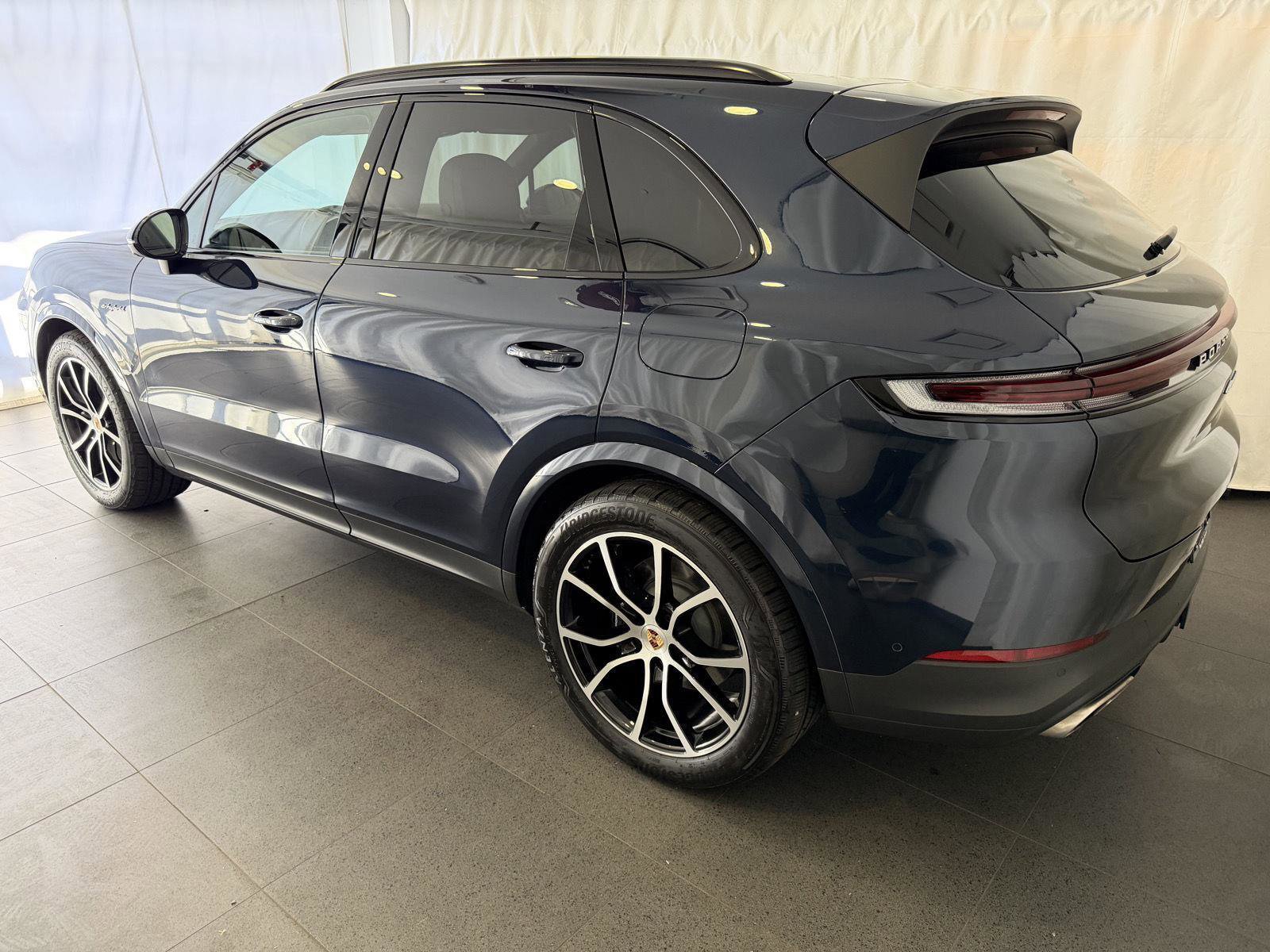 Certified 2025 Porsche Cayenne E-Hybrid image 3