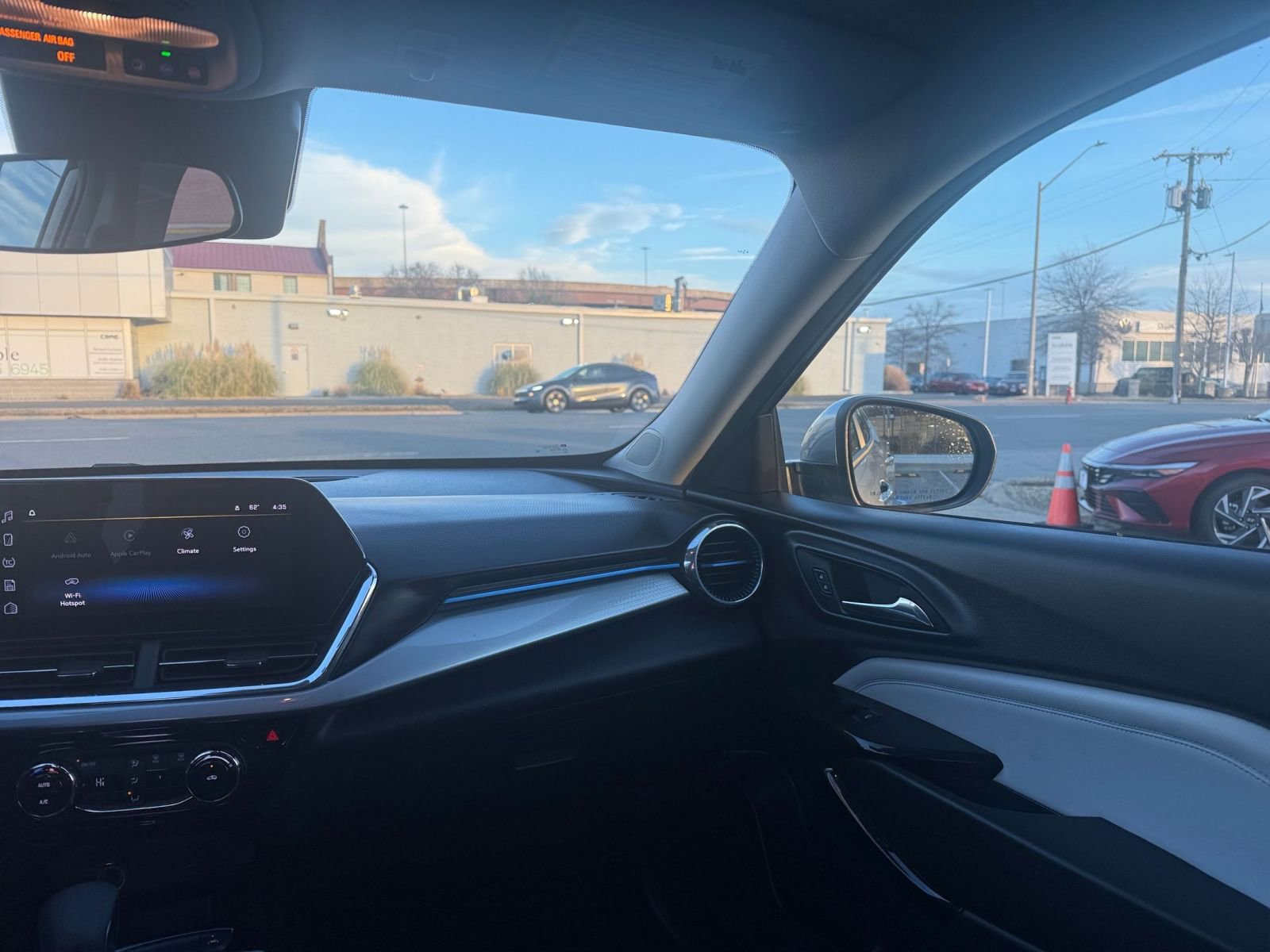 Used 2025 Chevrolet Trax LT image 34