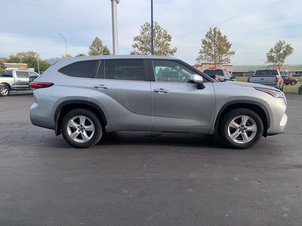 Used 2023 Toyota Highlander LE FWD image 2