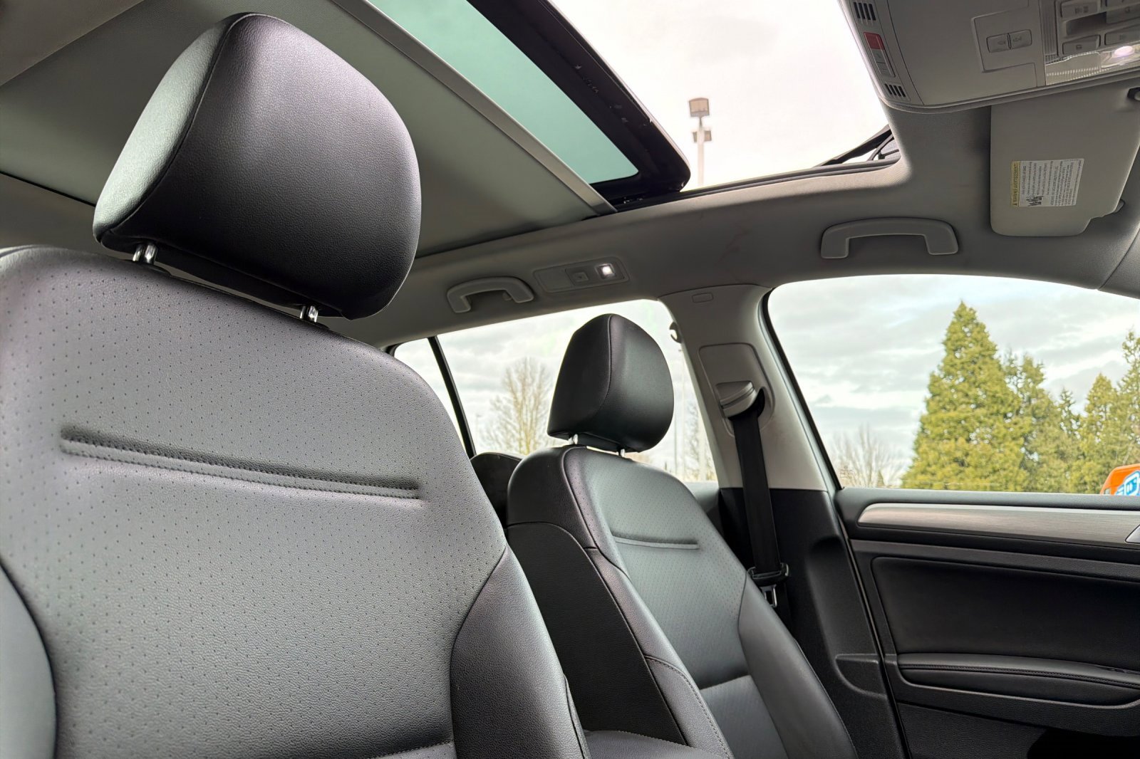 Used 2016 Volkswagen Golf Limited Edition image 17