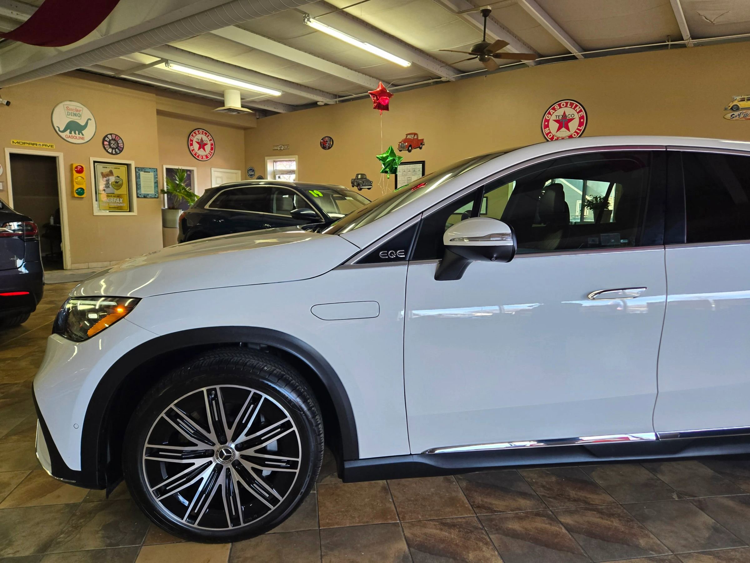 Used 2023 Mercedes-Benz EQE 500 4MATIC SUV image 3