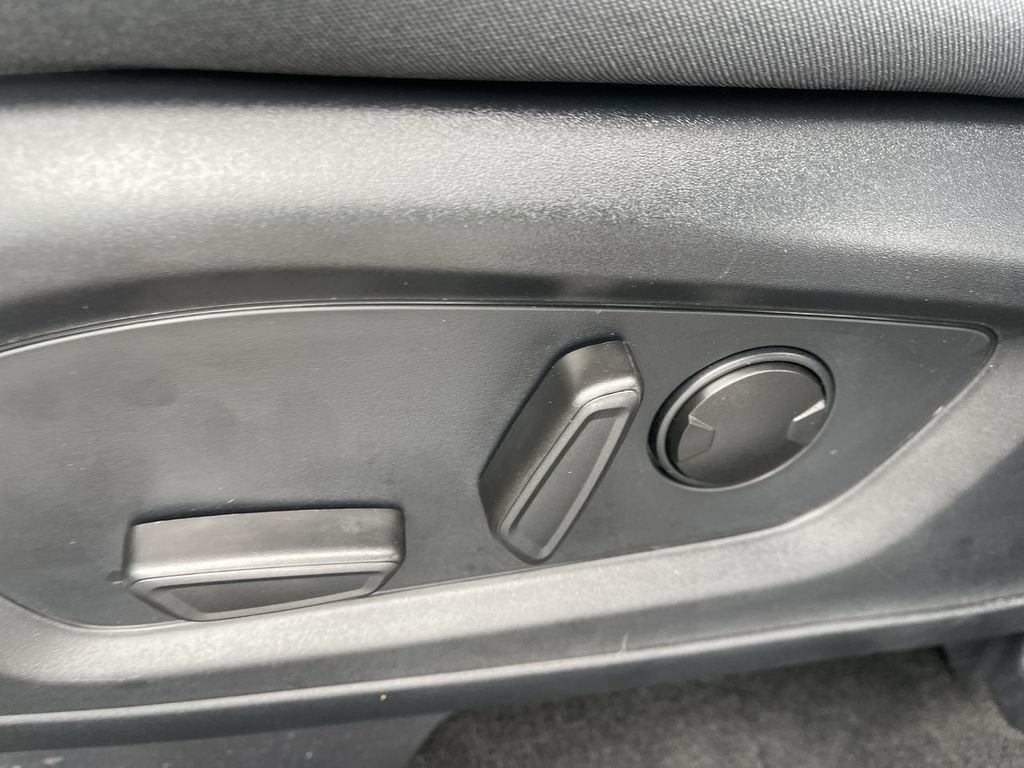 Used 2025 Ford Explorer Active AWD/4WD image 12