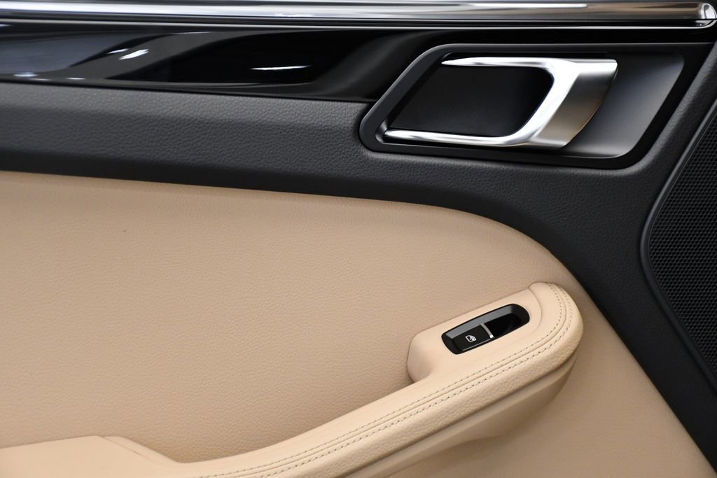 Certified 2025 Porsche Macan image 42