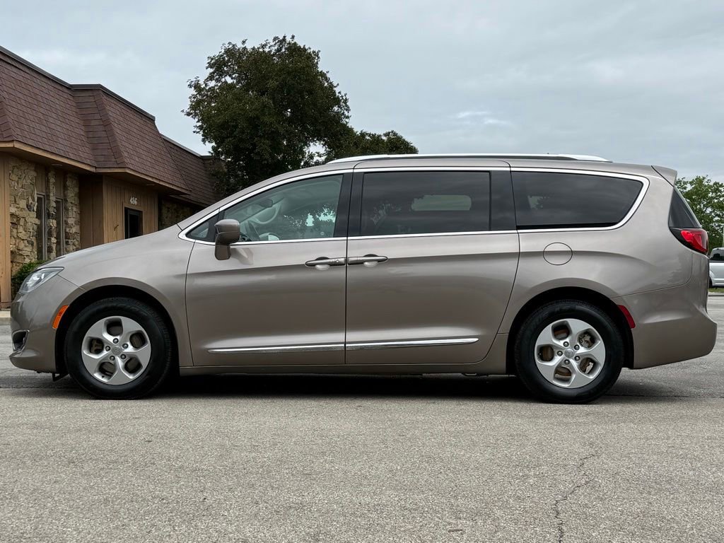 Used 2017 Chrysler Pacifica Touring-L Plus FWD image 2