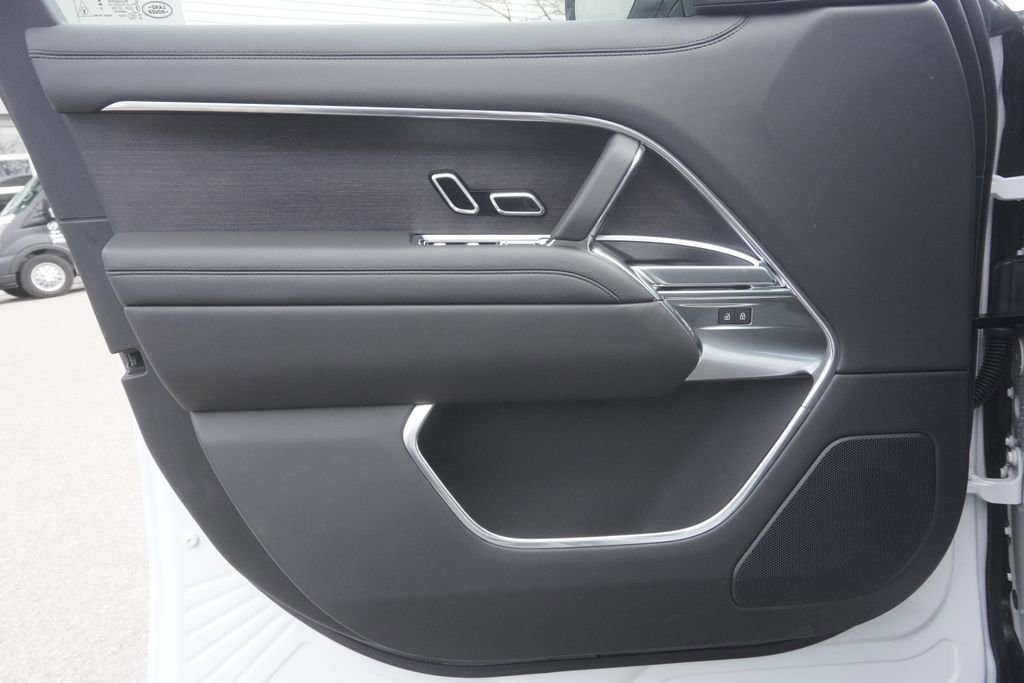 New 2026 Land Rover Range Rover SE image 17