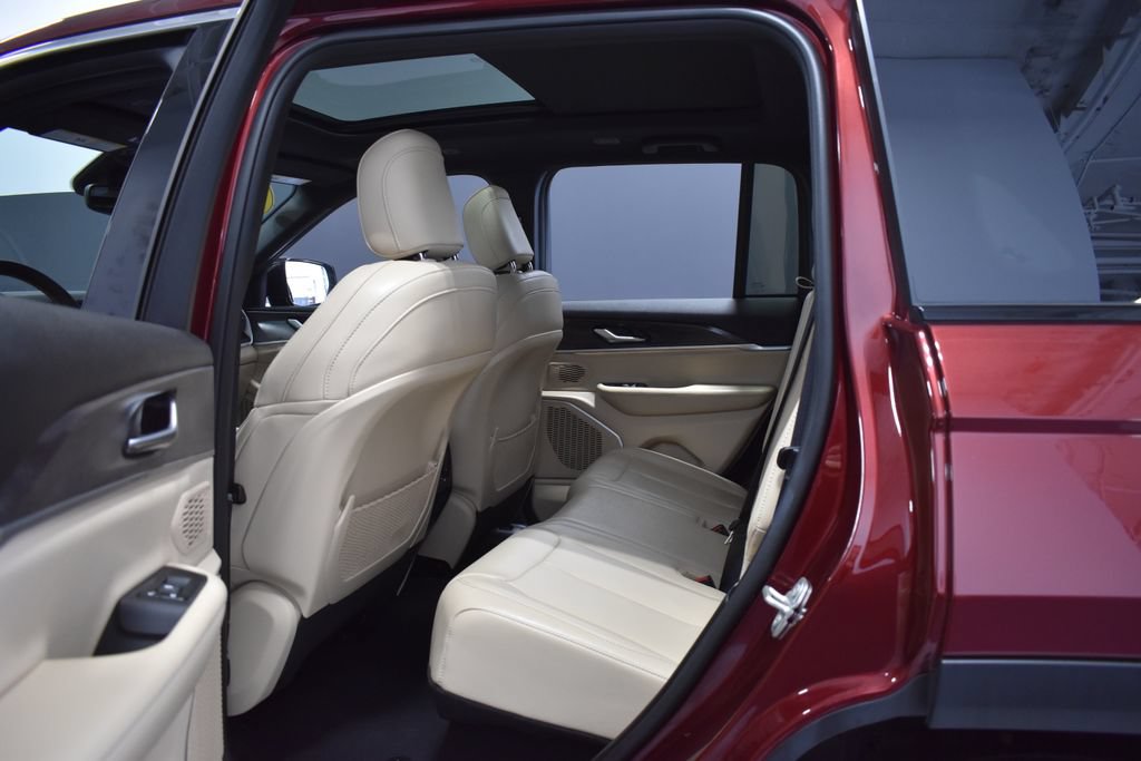 Used 2024 Jeep Grand Cherokee Limited RWD image 36