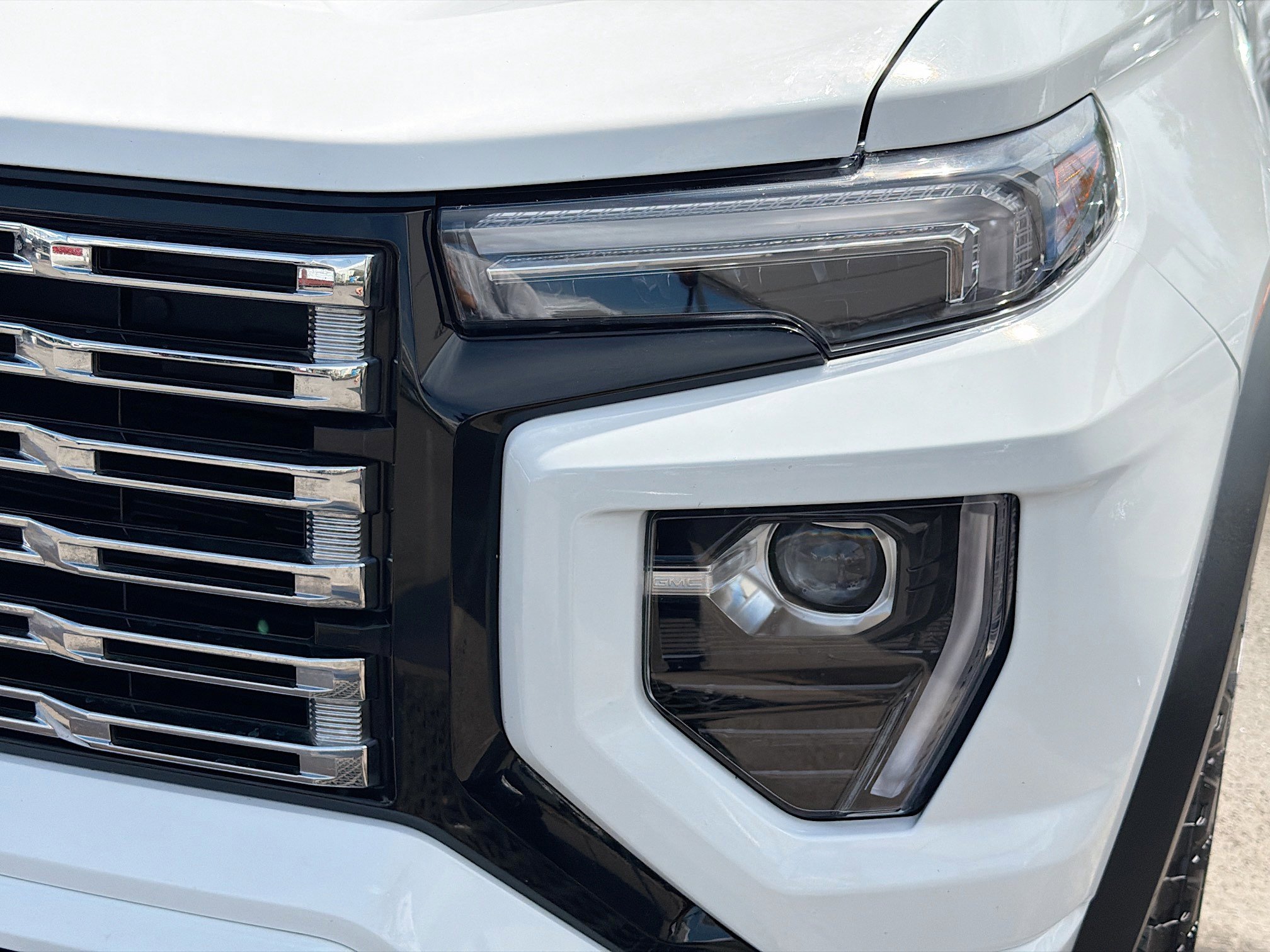 Used 2023 GMC Canyon Denali image 9