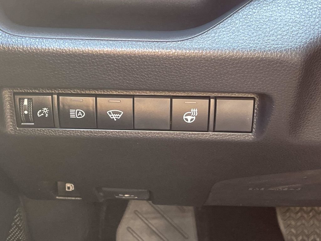 Used 2021 Toyota RAV4 XLE w/ XLE Grade Weather Package AWD/4WD image 23