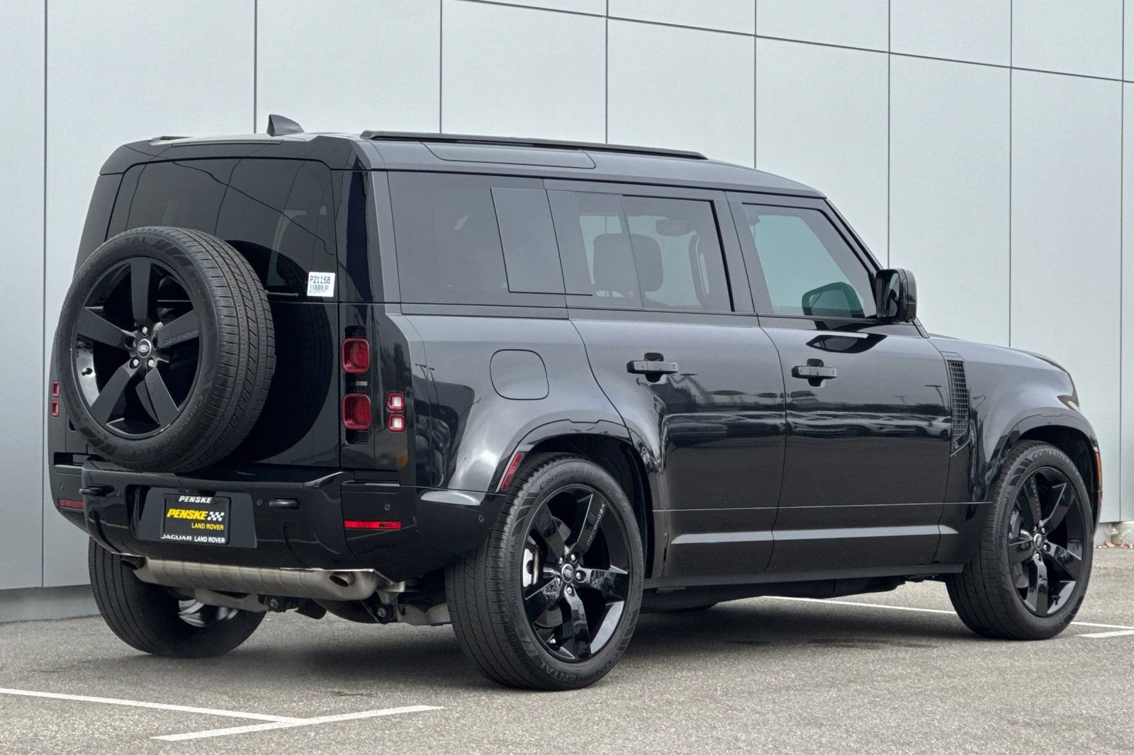 Used 2025 Land Rover Defender 110 X-Dynamic SE image 5