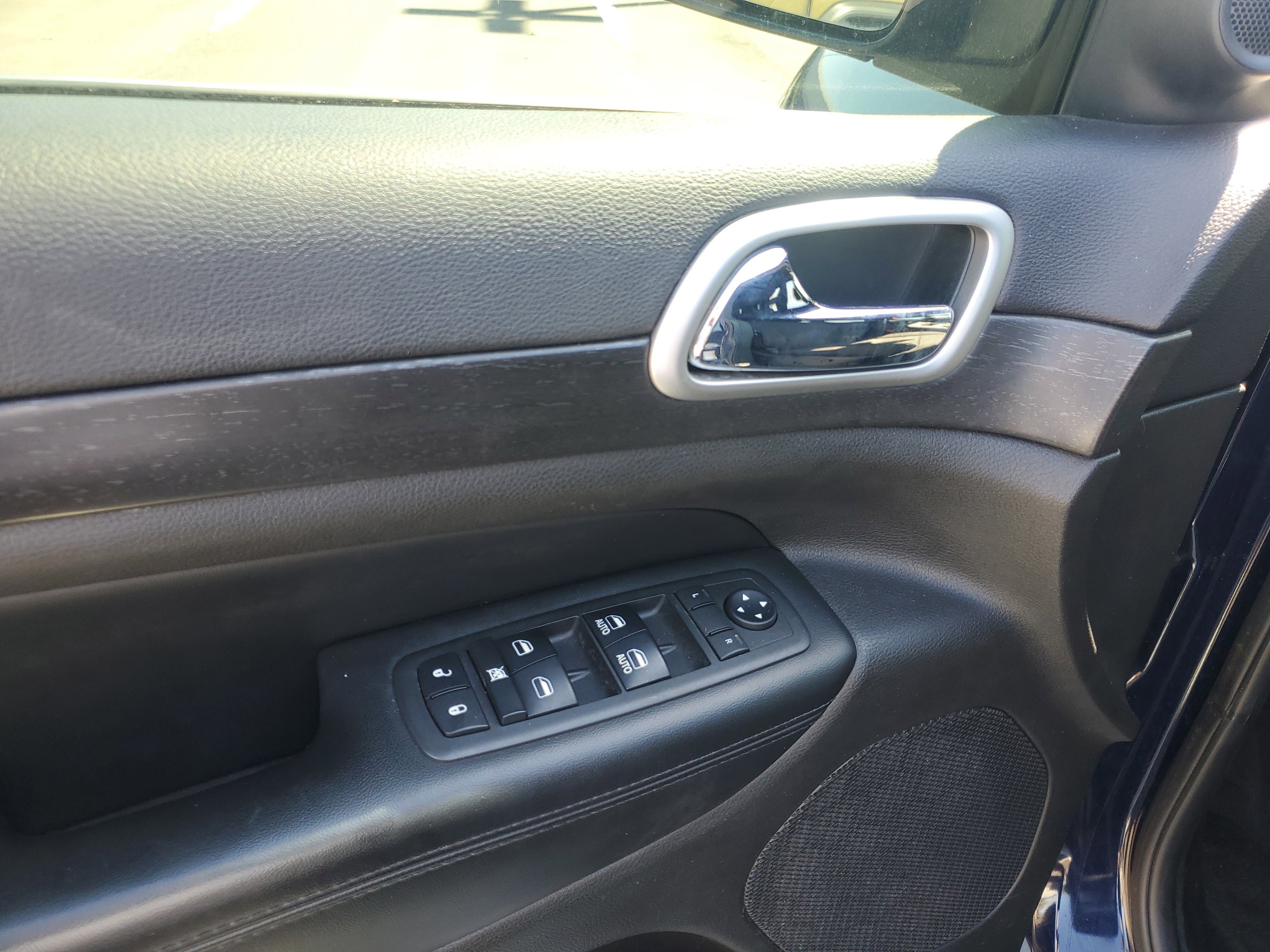 Used 2018 Jeep Grand Cherokee Laredo image 17