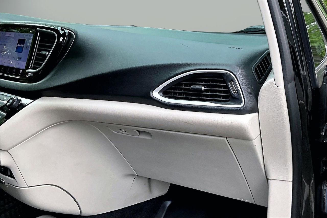 Used 2022 Chrysler Pacifica Touring-L FWD image 19