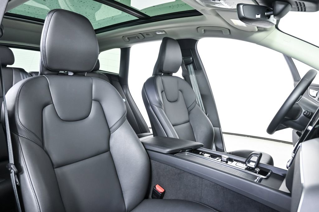 Certified 2025 Volvo XC60 B5 Core AWD/4WD image 24