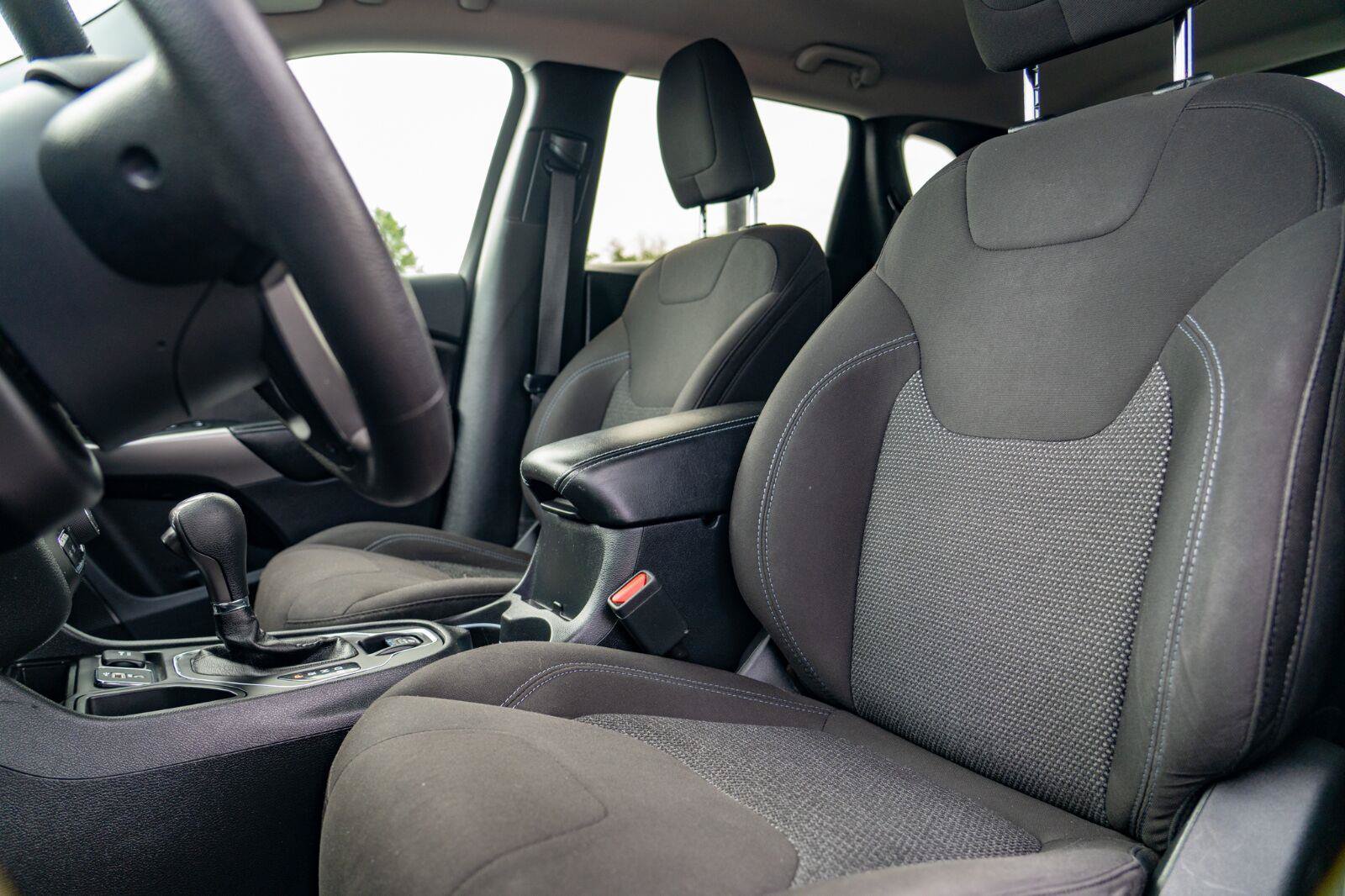 Used 2019 Jeep Cherokee Latitude w/ Popular Appearance Group FWD image 16